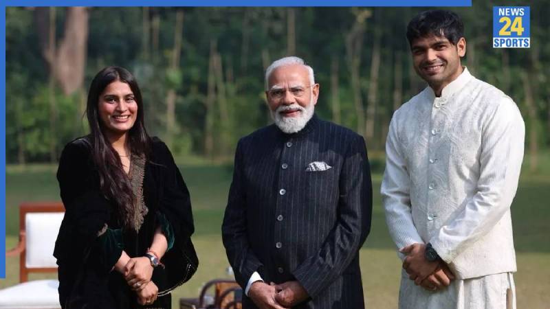 PM नरेंद्र मोदी से मिले 'गोल्डन बॉय' नीरज चोपड़ा, पत्नी हिमानी मोर भी साथ आईं नजर